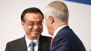 李克强理在悉尼澳大利亚中国经贸合作论坛迎接总理马尔科姆·特恩伯尔。 照片：布伦登·索恩